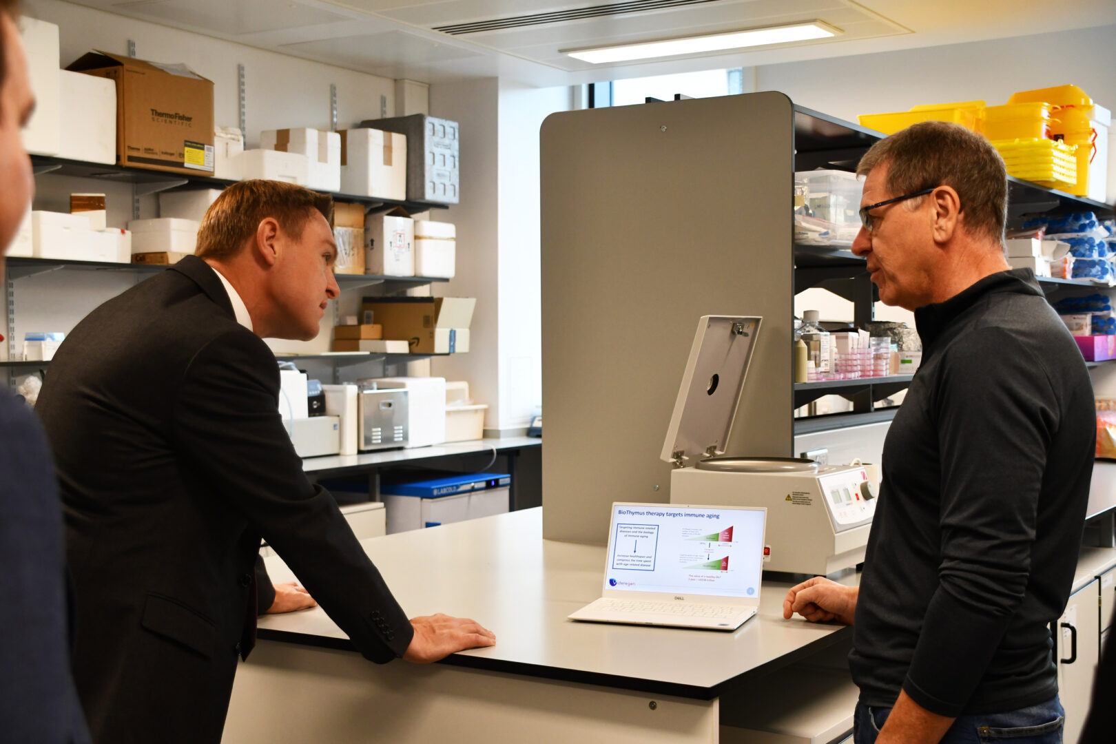 Minister Quince with company Videregen.